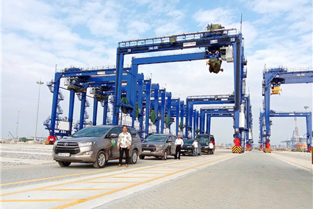  LEXICO IS HONORED TO ACCOMPANY THE EXPERTS IN THE INSTALLATION OF THE LACH HUYEN PORT WITH PREMIUM CAR SERVICES INCLUDING PROFESSIONAL DRIVERS.