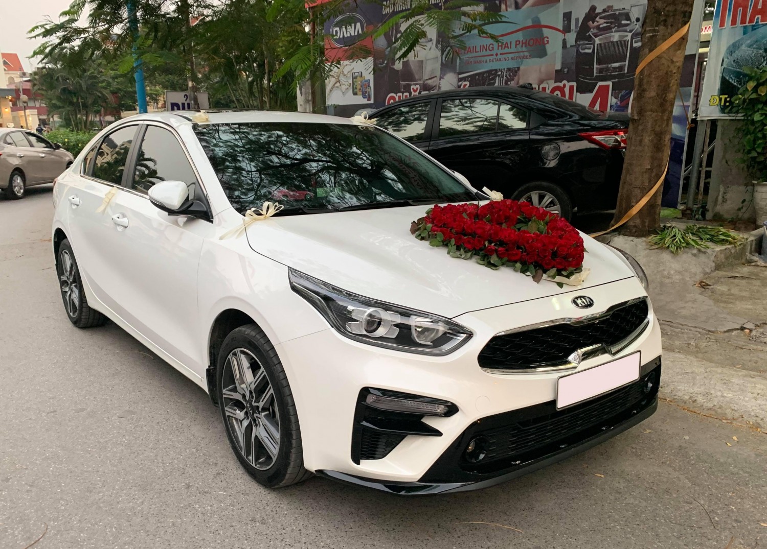 Cho thuê xe cưới Kia Cerato trắng