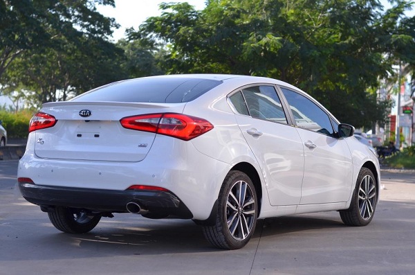 Cho thuê xe cưới Kia Cerato trắng