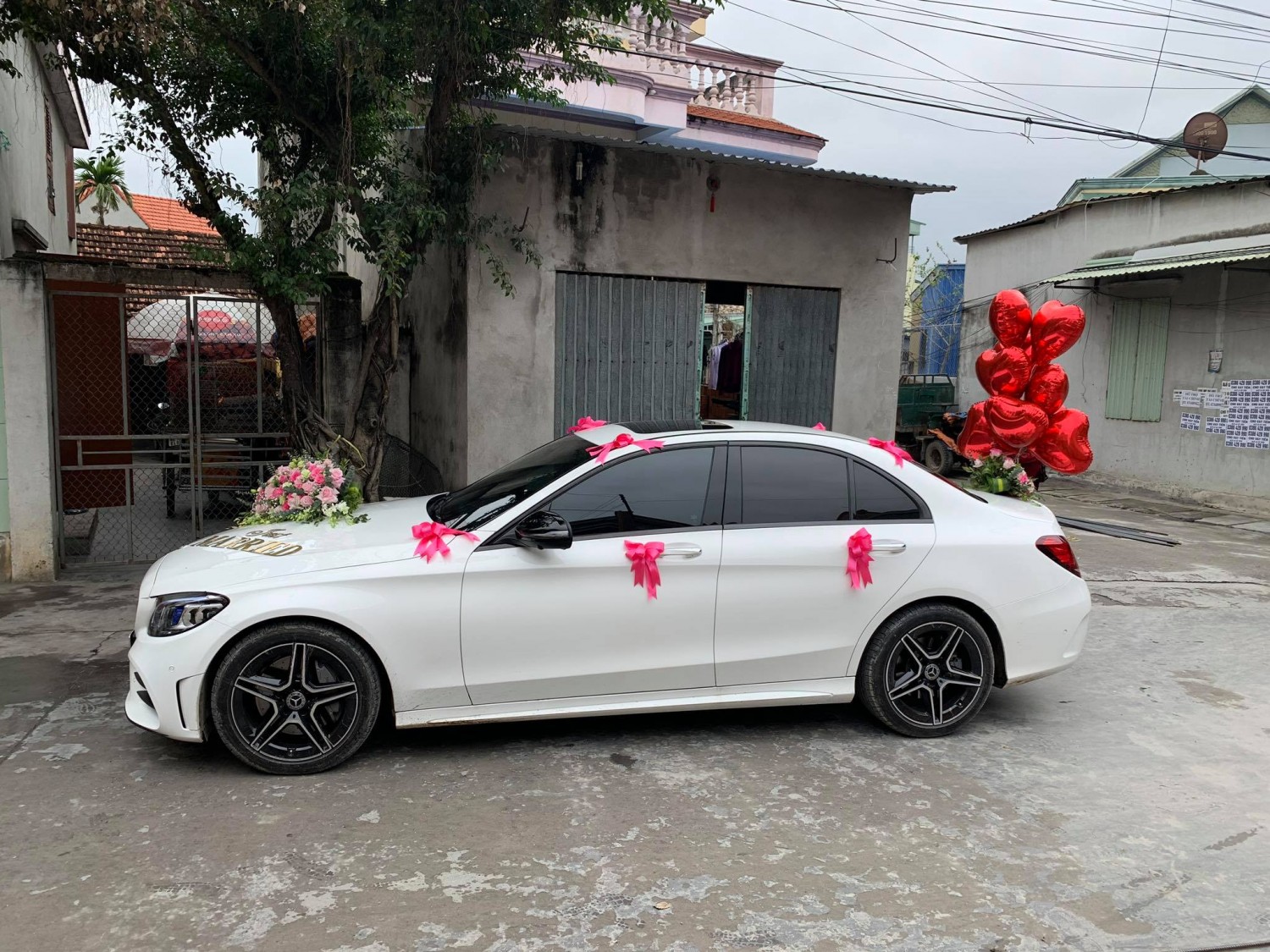 Cho thuê xe cưới Mercedes C300