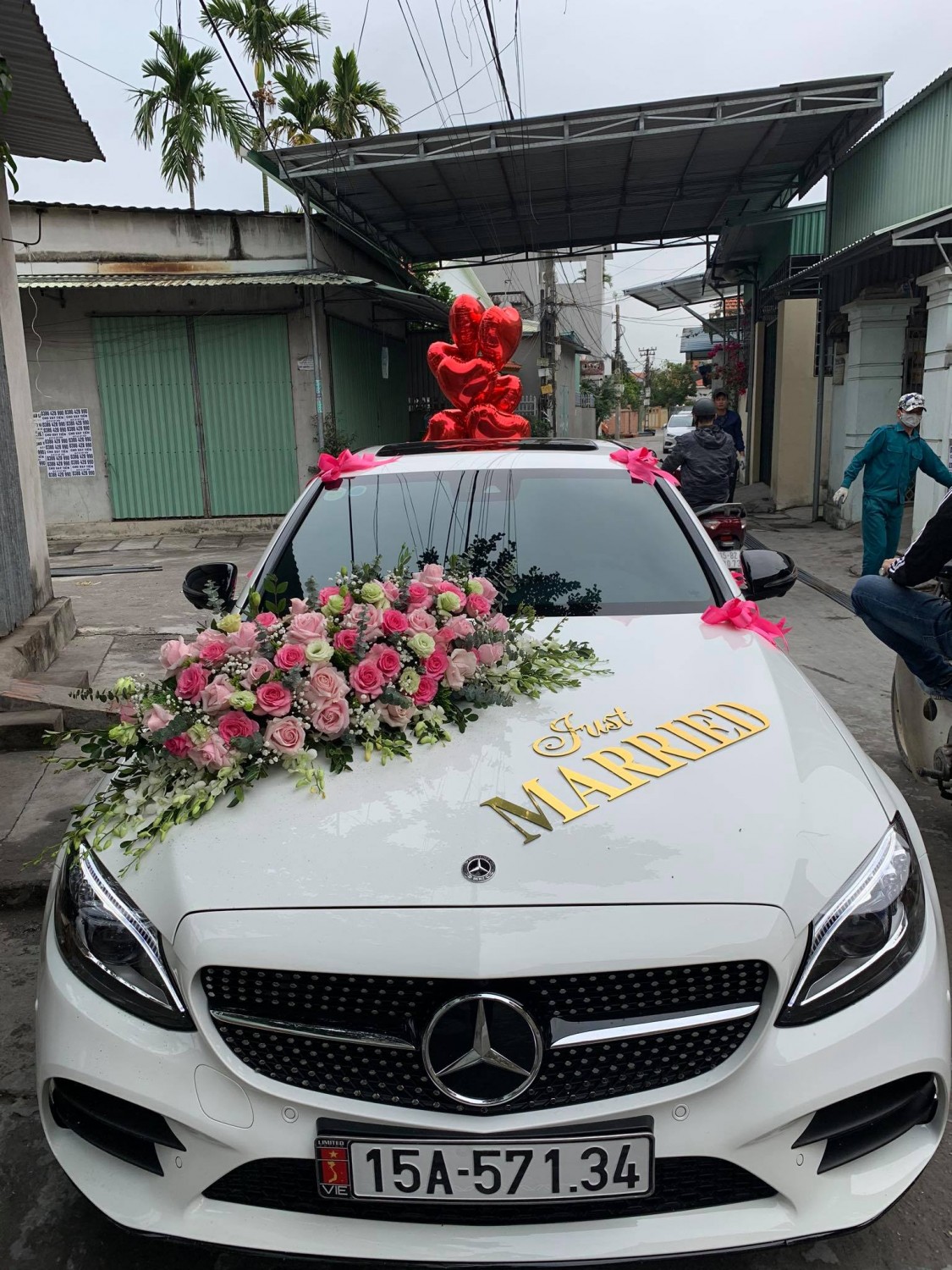 Cho thuê xe cưới Mercedes C300