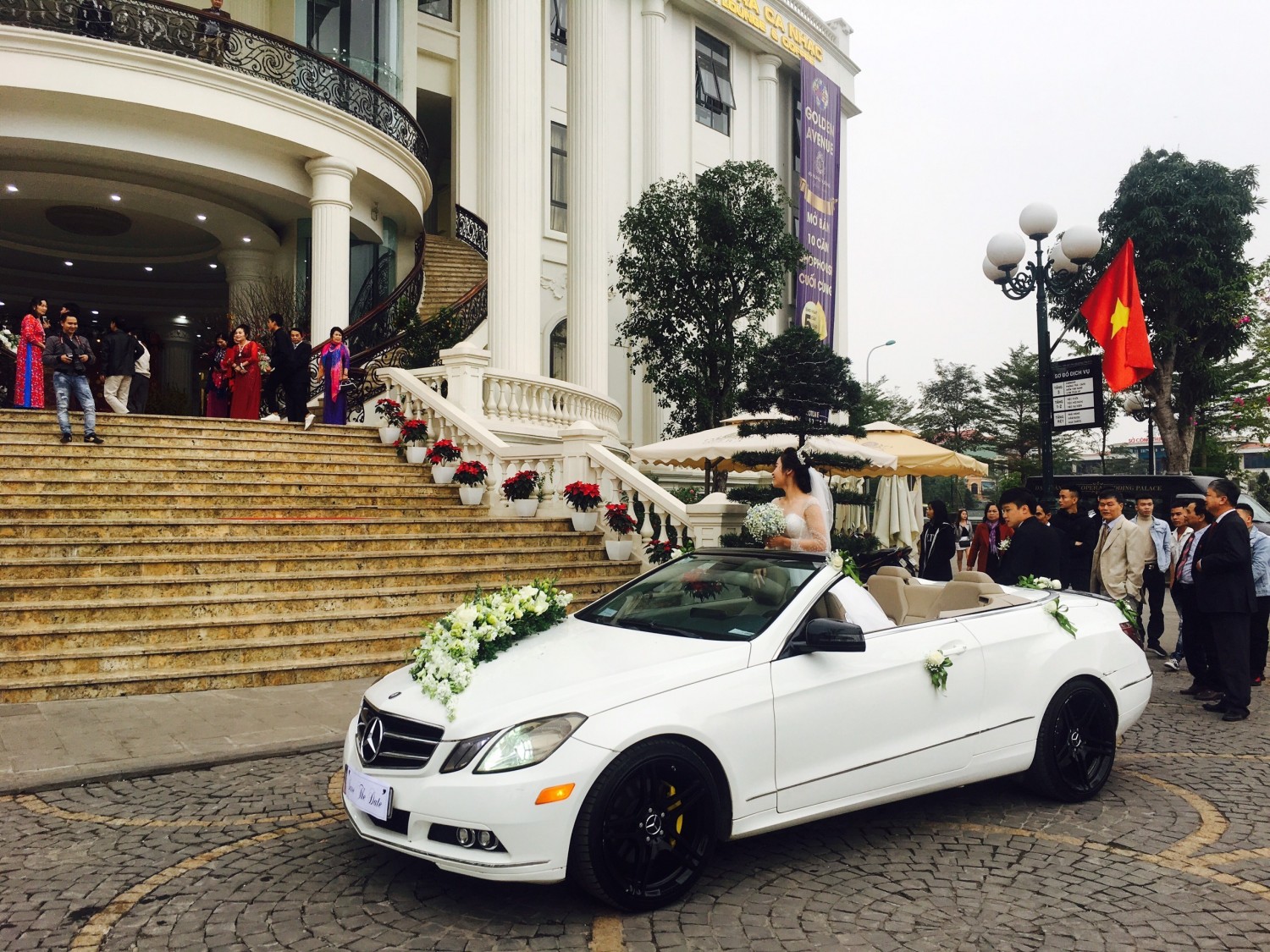 Cho thuê xe cưới Mercedes E300