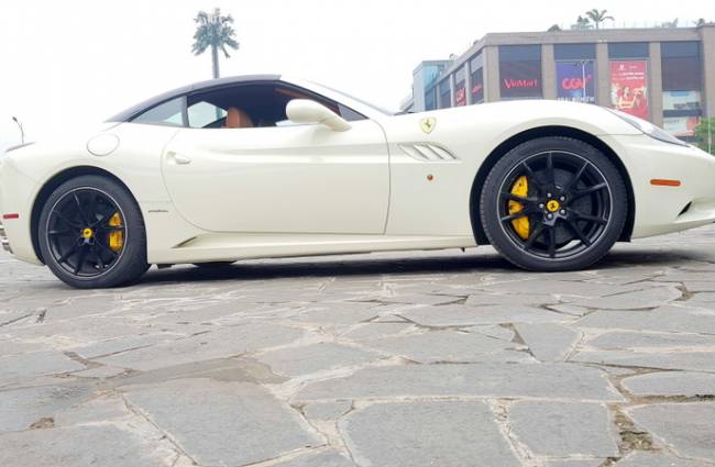 Cho thuê xe cưới Ferrari 599